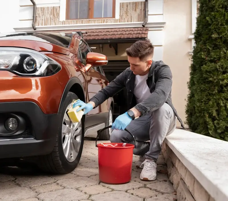 Lavage auto à domicile Guern : professionnel intervenant sur un véhicule